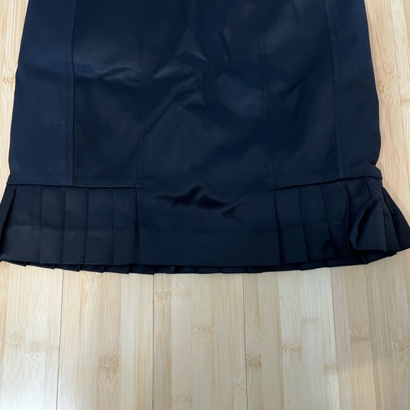 Black bebe skirt with pleated detail. - Picture 3 of 4
